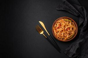 délicieux asiatique udon plat avec légumes, champignons, sel et épices photo