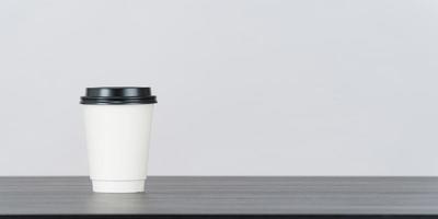 Tasse à café en papier vierge sur fond blanc photo