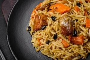 délicieux Frais pilaf avec riz, carottes, Viande, oignons, épices et baies photo