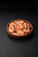 délicieux Frais bouilli tigre crevettes avec sel et épices sur une céramique assiette photo