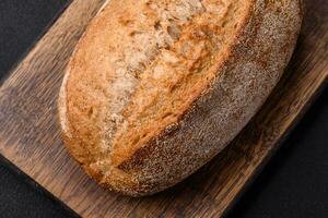 délicieux Frais cuit croustillant pain de pain avec des graines et céréales photo