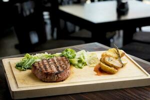 gourmet grillé thon steak servi sur en bois conseil, en bonne santé et délicieux - restaurant intérieur photo