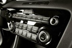 radio et air conditionnement système à l'intérieur une Nouveau voiture photo