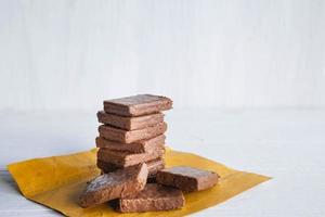 feuille de chocolat sur un fond en bois blanc photo