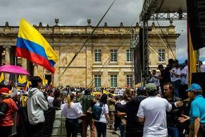 Bogota, Colombie, juin 2023, paisible manifestation marches contre le gouvernement de gustave petro appelé la marcha de la mairie photo