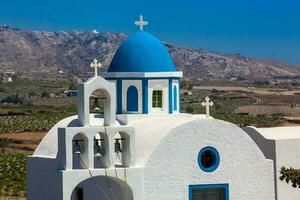 vignobles et le saint trinité église situé dans akrotiri village sur le Santorin île photo