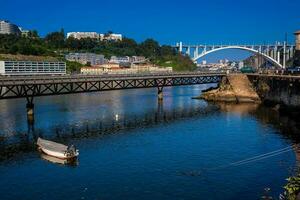 vue de le cais das pedras viaduc dans porto photo