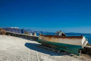 vieux bateau sur le Haut de une falaise dans Santorin île dans une magnifique de bonne heure printemps journée photo