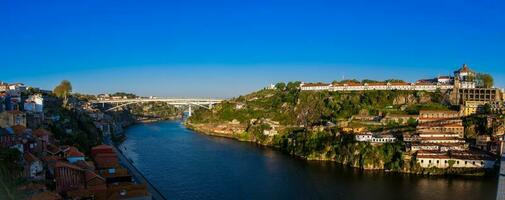 panoramique vue de le duo rivière, porto ville et vila nova de Gaia dans une magnifique de bonne heure printemps journée dans le Portugal photo