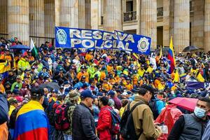 Bogota, Colombie, 19 juillet 2023. paisible manifestation de le membres de le actif réserve de le militaire et police les forces dans Bogota Colombie contre le gouvernement de gustave petro photo