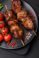 délicieux grillé poulet, dinde ou porc brochettes avec sel, épices et herbes photo