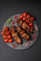 délicieux grillé poulet, dinde ou porc brochettes avec sel, épices et herbes photo