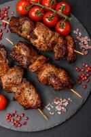 délicieux grillé poulet, dinde ou porc brochettes avec sel, épices et herbes photo