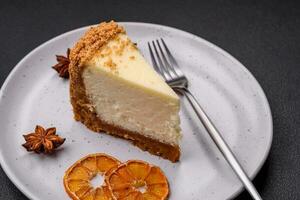 délicieux sucré cheesecake gâteau sur texturé béton Contexte photo