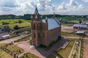 aérien vue sur néo gothique ou baroque temple ou catholique église dans campagne photo