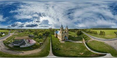 aérien plein hdri 360 panorama vue de Jaune rouge briques baroque catholique église dans campagne dans ciel dans équirectangulaire projection avec zénith et nadir. vr ar contenu photo