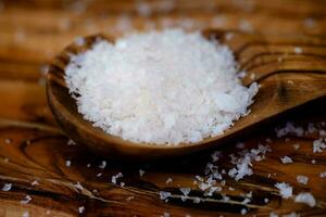 bolivien Rose sel aussi appelé inca-andine sel sur olive bois photo