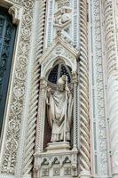 statue sur le façade de le magnifique Florence cathédrale officiellement appelé cattedrale di Père Noël maria del fiore consacré dans 1436 photo