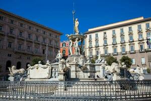 le célèbre Fontaine de Neptune situé à municipio carré dans Naples construit sur 1600 photo