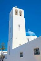cloche la tour et dôme de le paroisse église de st gerasimos situé dans fira de Santorin photo
