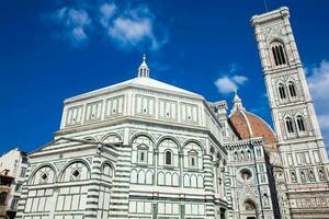 baptistère de st John, giotto campanile et Florence cathédrale consacré dans 1436 contre une magnifique bleu ciel photo