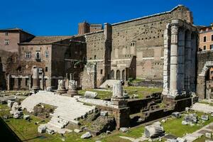 ancien ruines de le forum de auguste avec temple de Mars le vengeur inauguré dans 2 avant JC photo