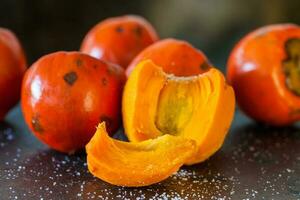 tranche de le exotique tropical fruit de Bactris gasipés paume arbre appelé chontaduro avec sel photo