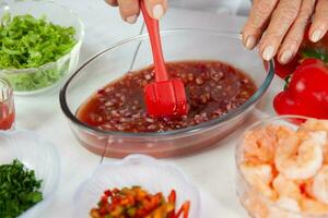 préparation processus de une délicieux crevette Ceviche photo