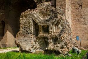 détail de le des murs de le Basilique de maxence et constantine dans le romain forum dans Rome photo