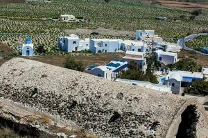 vignobles et le saint trinité église situé dans akrotiri village sur le Santorin île photo