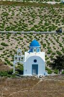 vignobles et le saint trinité église situé dans akrotiri village sur le Santorin île photo