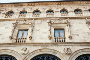 façade de le historique palacio de la saline une plateresque style avec italien éléments bâtiment construit dans 1538 dans Salamanque ville centre photo