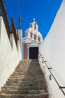 cloche la tour de le catholique monastère de dominicain religieuses à fira ville dans Santorin photo