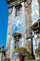 détail de le azulejo carrelage de le historique igreja de santo ildefonso un XVIIIe siècle église dans le ville de porto dans le Portugal photo