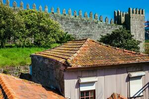 antique Maisons suivant à le fernandine des murs de porto situé proche à le dom Luis je pont dans une magnifique ensoleillé journée photo