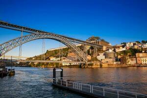 dom Luis je pont une métal cambre pont plus de le Douro rivière entre le villes de porto et vila nova de Gaia dans le Portugal inauguré dans 1886 photo