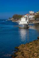 vieux navire à Douro rivière bouche dans une magnifique de bonne heure printemps journée à porto ville dans le Portugal photo