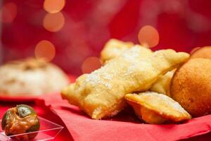 traditionnel colombien Noël vaisselle sur rouge Contexte photo