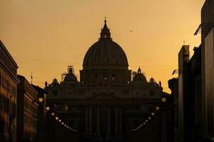 le le coucher du soleil chutes plus de le magnifique constantinien Basilique de st. peter à le Vatican ville photo