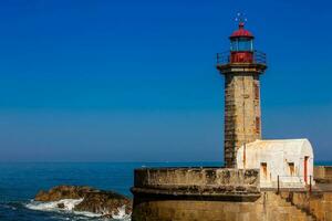 magnifique de bonne heure printemps journée à le historique felgueiras phare construit sur 1886 et situé à Douro rivière bouche dans porto ville photo