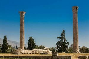 ruines de le temple de olympien Zeus aussi connu comme le olympie à le centre de le Athènes ville dans Grèce photo