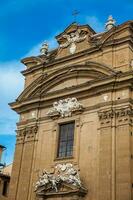 détails de le façade de le complexe de san firenze une magnifique 17e siècle baroque style bâtiment dans Florence photo