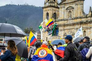 Bogota, Colombie, 19 juillet 2023. paisible manifestation de le membres de le actif réserve de le militaire et police les forces dans Bogota Colombie contre le gouvernement de gustave petro photo