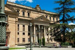 façade de le historique anaya palais construit dans 1760 à Salamanque dans Espagne et actuellement le quartier général de le la faculté de philologie de le Université de Salamanque photo