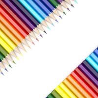 Rendu 3D de crayons de couleur sur fond blanc photo