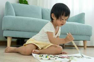 content Asie les enfants en jouant apprentissage peindre sur papier. activité, développement, iq, éq, méditation, cerveau, muscles, essentiel compétences, famille ayant amusement dépenses temps ensemble. vacances photo