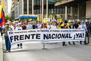 Bogota, Colombie, juin 2023, paisible manifestation marches contre le gouvernement de gustave petro appelé la marcha de la mairie photo