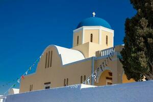 traditionnel architecture de le des églises de le oia ville dans Santorin île photo