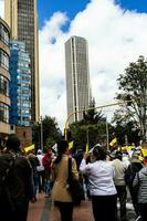 Bogota, Colombie, juin 2023, paisible manifestation marches contre le gouvernement de gustave petro appelé la marcha de la mairie photo