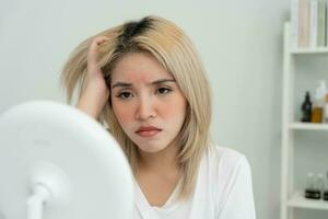 Jeune femme asiatique sont inquiet à propos visages dermatologie et allergique à stéroïdes dans produits de beauté. sensible peau, rouge visage de coup de soleil, acné, allergique à produits chimiques, téméraire sur affronter. peau problèmes et beauté photo